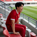足球球迷在球场看台观看比赛的画面