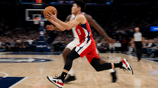 篮球比赛球员突破上篮瞬间的NBA赛事资讯配图
