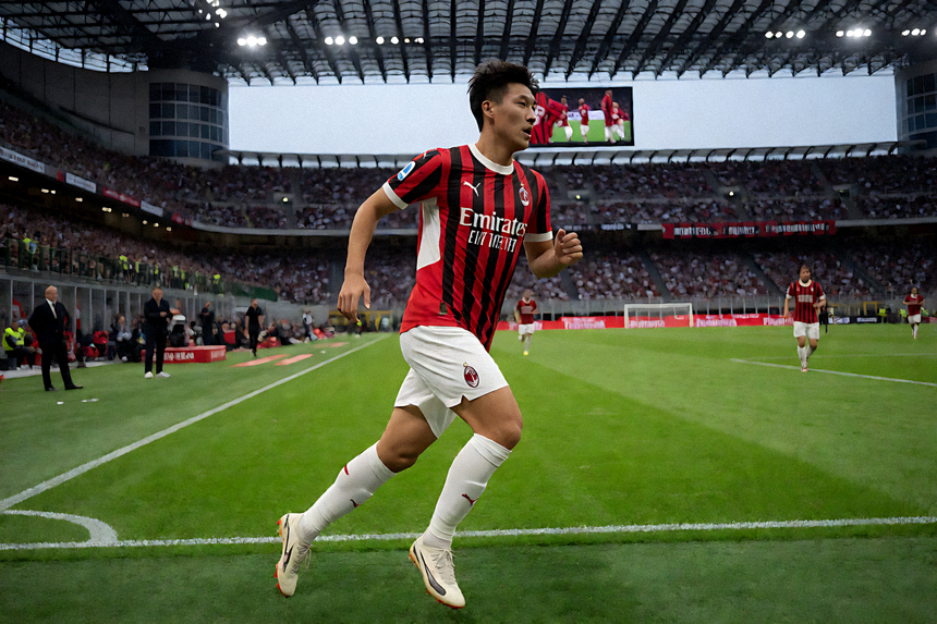 AC米兰球员在圣西罗球场进行意甲联赛比赛的现场画面